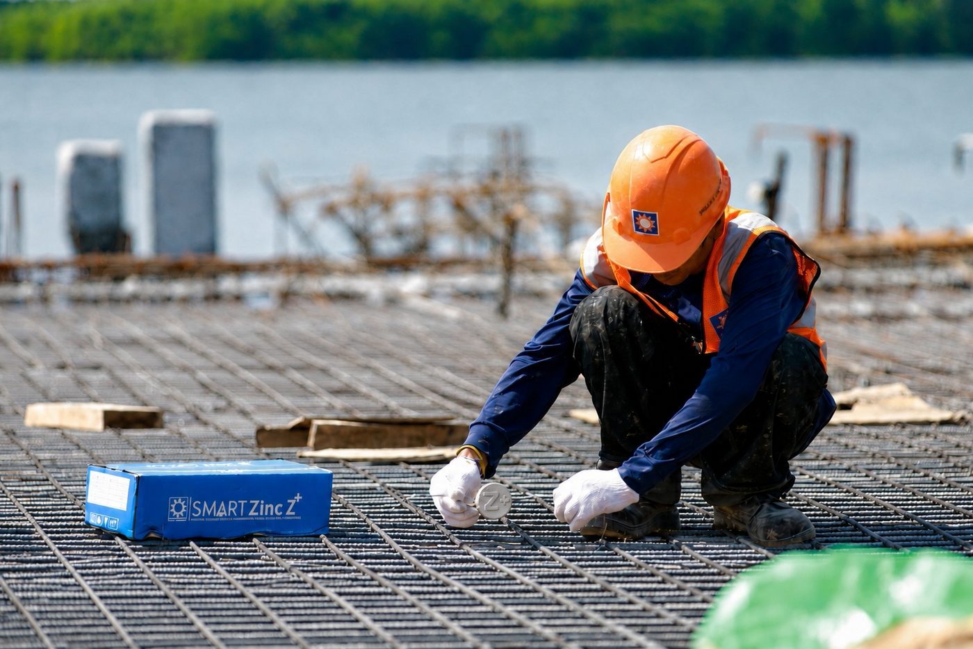 ทีมช่างติดตั้ง SmartZinc Z+ ในชั้นเหล็กเสริมพื้นท่าเทียบเรือ
