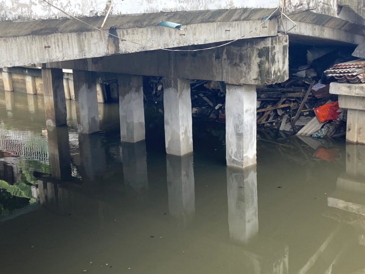 โครงสร้างคานและเสาคอนกรีตเหนือคลอง หมู่บ้านพิมทอง