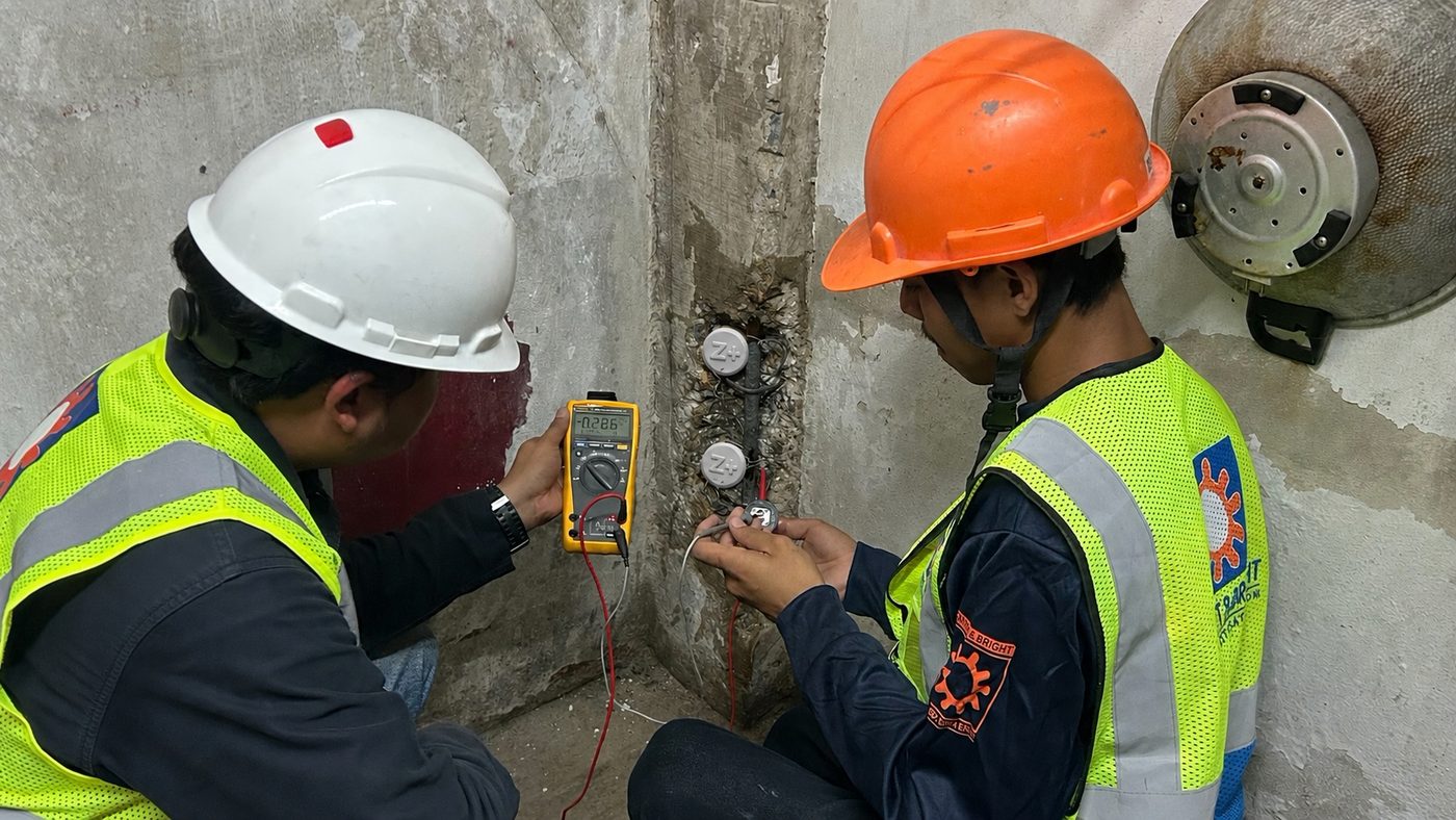 วิศวกรตรวจวัดค่าศักย์ไฟฟ้าหลังติดตั้ง SmartZinc Z+ โครงการตู้ปลาพระราม 3